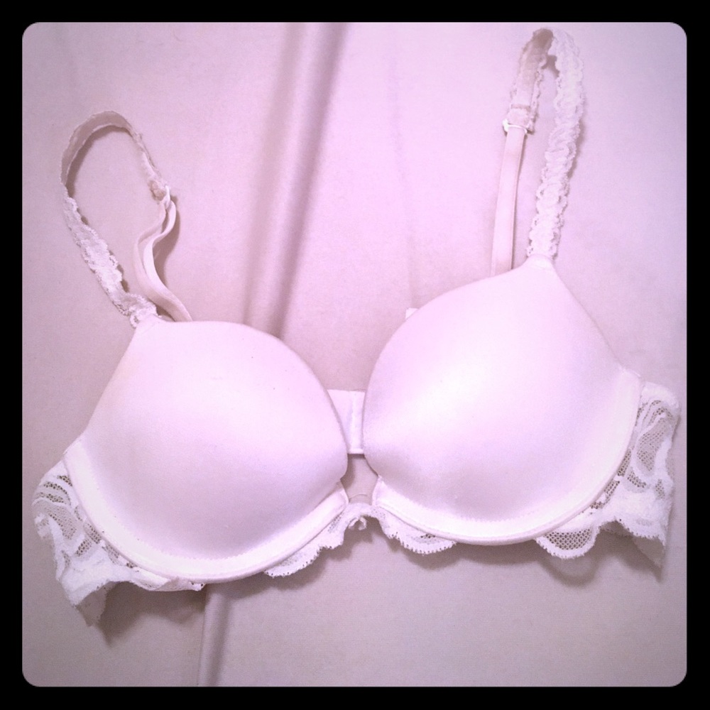 32 A Victoria’s Secret lace bra